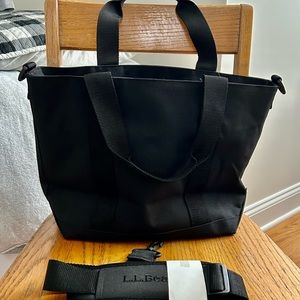 LL Bean Medium Hunters Tote zippered with strap